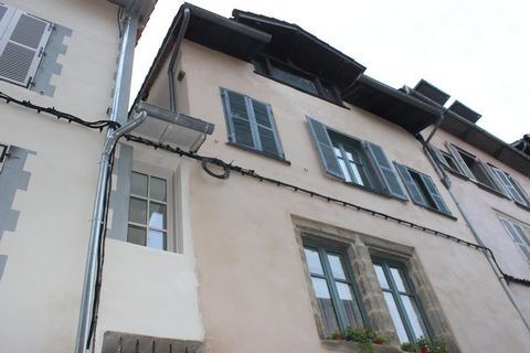 Située au cœur du centre historique de Tulle, maison de ville en pierre, datant du XVII ème, couverte principalement en tuile qui comporte : - Au rez de chaussée, une ancienne boutique, un garage, la porte d'entrée et escalier en partie commune avec ...