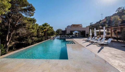 Diese hochwertige Villa befindet sich in Sa Caleta und bietet einen herrlichen Blick auf den Pinienwald und das Meer. Eingebettet in die Natur Ibizas, ist Sa Caleta eine der begehrtesten Wohngegenden Ibizas. Nur wenige Minuten zu Fuß zum Strand und m...