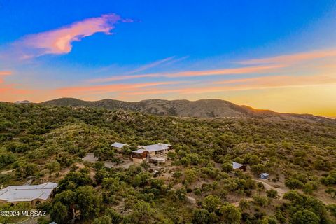 Welcome to the quintessential combination of nature, art, and quality craftsmanship in this rare offering of one of Oracle's most awe-inspiring homes! This sprawling estate is nestled adjacent to the Coronado National Forest and includes 3 separate p...