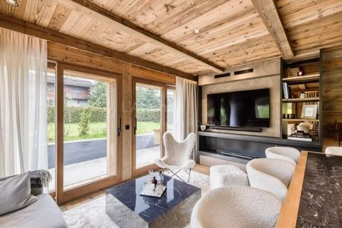 Appartement de 55,80 m2 avec terrasse - 2 chambres - 1 salle de bains - cave / buanderie - casier à skis - 2 parkings Situé dans le secteur du Mont d'Arbois, cet appartement entièrement rénové bénéficie d'un emplacement exceptionnel aux pieds des pis...