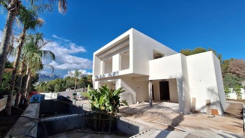 LOCATIE: Op een afstand van 1.700 meter van het strand ligt deze villa in een rustige en besloten omgeving, vanwaar u gemakkelijk toegang heeft tot het strand van Calpe en de prachtige promenade, waar u verschillende recreatiegebieden, wateractivitei...