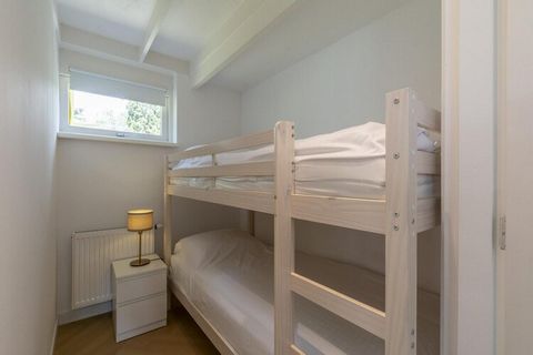 Bienvenue dans une élégante maison de vacances située à seulement 1200 mètres de l'entrée des dunes de la belle et large plage de Sint Maartenszee. Profitez d'une promenade pittoresque à pied ou à vélo jusqu'à la plage le long d'un charmant sentier à...