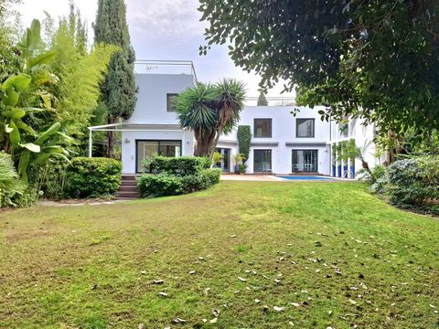 Located in Nueva Andalucía. LUXURY FAMILY RESIDENCE SET IN A PRIME LOCATION!!! This exquisitely presented villa is perfectly located in the heart of the prestigious Nueva Andalucia. Set within peaceful plot, with mature planting, offering privacy and...