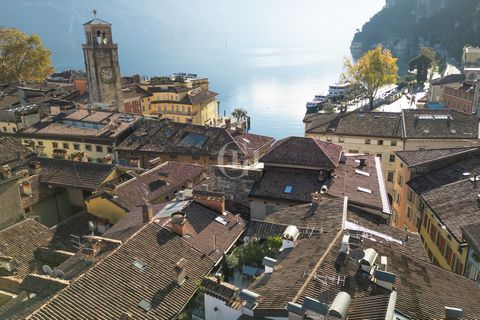 Nel cuore del centro storico di Riva del Garda, proponiamo un esclusivo appartamento con travi a vista su più livelli, situato all'ultimo piano di una palazzina recentemente ristrutturata, nella ricercata Via Fiume. Unica nel suo genere, dotato di as...