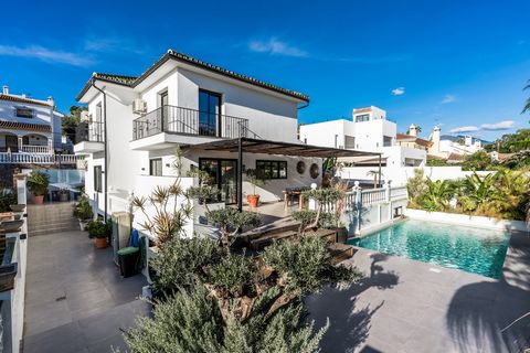 Located in Nueva Andalucía. This stunning villa, recently renovated just one year ago, is perfectly located in Nueva Andalucía. Situated close to the beach and within walking distance of all amenities, this property offers an exceptional blend of con...