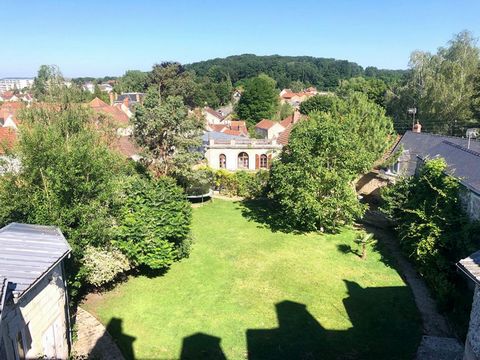 Belle demeure situé dans un axe Reims -Chateau Thierry composée de 9 chambres, 5 SDB, une très grande pièce de vie ...., hauteur de plafonds, charme de l'ancien , ses deux caves voutées, ses deux dépendances, Chartil et garages. Un magnifique jardin ...