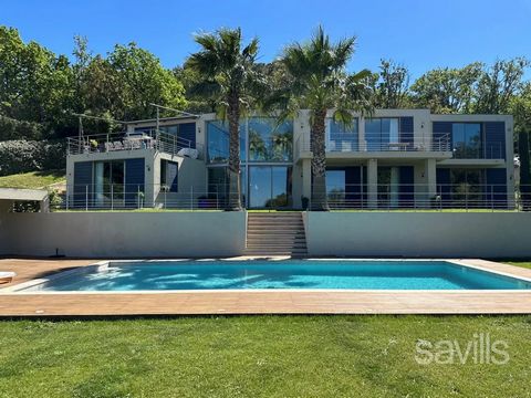 Ideal gelegen in einer Wohngegend in der Nähe des Strandes l'Escalet und in der Nähe von Pampelonne, bietet diese moderne Villa eine intime, grüne Umgebung mit freiem Blick über die umliegende Landschaft. Das Anwesen erstreckt sich über zwei Ebenen u...