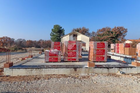 Location: Istarska županija, Poreč, Poreč. Istria, Parenzo, villetta a schiera a 3 km dal mare con giardino! In un posto tranquillo a 1 km dalla città di Parenzo ea 2 km dal mare, è in vendita questa moderna casa a schiera con giardino. La casa è la ...