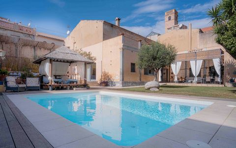 Entdecken Sie dieses prächtige Dorfhaus im Herzen des Baix Empordà in Torroella de Montgrí. Mit 600 m2 auf einem Grundstück von 673m2 bietet diese Immobilie einen großzügigen und vielseitigen Raum, der sich auf zwei Etagen verteilt. Im Erdgeschoss fi...