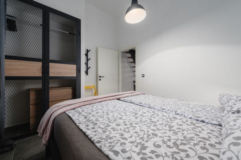 Cet appartement moderne à Porec offre un séjour confortable pour jusqu'à 4 personnes, avec une chambre, idéal pour les petites familles ou les couples à la recherche d'un espace pratique et bien équipé. L'appartement dispose de la climatisation, d'un...