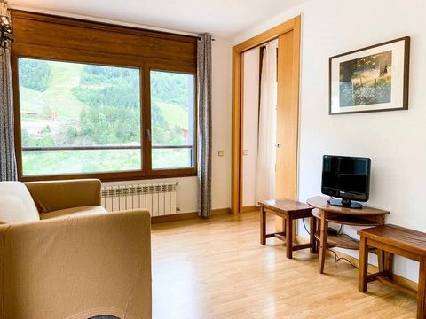 We have an incredible apartment in El Tarter, Canillo. It is located at the foot of the slopes and has easy access to public transport. The apartment has a living-dining room, open kitchen, two double bedrooms with fitted wardrobes, two full bathroom...