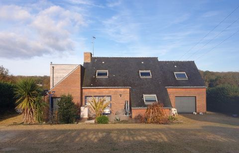 Cette maison en ossature bois offre un cadre de vie idyllique pour ceux en quête de tranquillité, de nature et de confort. Située en campagne, entre Scaër, Rosporden et Bannalec, elle bénéficie d'un belle environnement. Sa terrasse dotée d'une piscin...