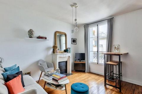 Magnifique appartement de 40 mètres carrés situé dans le 12ᵉ arrondissement de Paris. ArrayIl est idéal pour un séjour en amoureux. Passez un bon séjour ! :) Localisé au 5ᵉ étage sans ascenseur, le logement comprend : - une chambre avec un lit double...