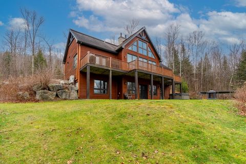 Découvrez cette magnifique propriété au coeur du Mont-Tremblant située dans une rue cul-de-sac peu passante. Vous y découvrirez un majestueux salon avec plafonds cathédrales de 19 pieds ainsi que d'une luminosité abondante et d'une vue à couper le so...