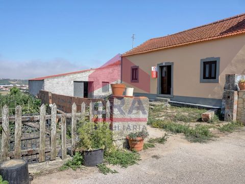 Maison de plain-pied à rénover à Pena Seca - São Bartolomeu dos Galegos. Espace extérieur avec espace de loisirs, annexes et garage privé. Insérée dans un terrain de 580 m² avec une surface de construction brute de 227 m². Située dans un quartier cal...