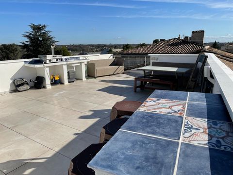 Rooftop de ouf !!! Sur la place principale du village, proche à pied des restaurants, des commerces et de la halle de Bouliac ( îlot Vettiner ) maison divisée en 2 appartements de type 3 avec accès indépendants, mais qui peut soit être utilisée comme...