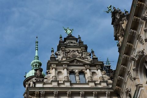 Midden in de oude stad, in het centrum van Travemünde, vindt u onze lichte maisonnette in een historisch vakwerkhuis voor 4 personen met uitzicht op de Trave en een binnenplaats.