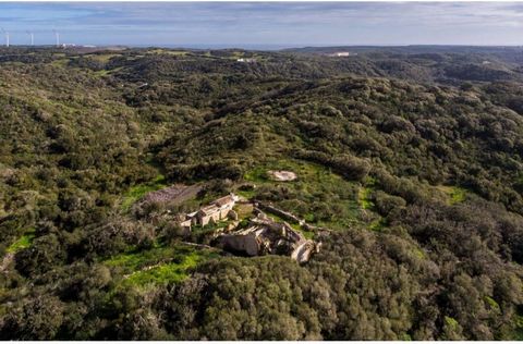 MENORCA ES UN PARAÍSO CERCANO:~Menorca es un paraíso cercano que te invita a sumergirte en su encanto. En esta ocasión, te presentamos una finca rústica que guarda secretos por descubrir. Con una casa de campo que aguarda ser transformada en un proye...