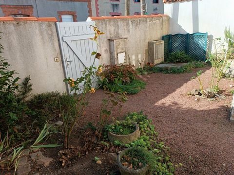 Située dans le centre ville de Cholet (49300), cette maison bénéficie d'un emplacement central offrant un accès facile aux transports en commun, écoles, lycées et collèges. Idéal pour les familles, le quartier dynamique assure une vie quotidienne pra...