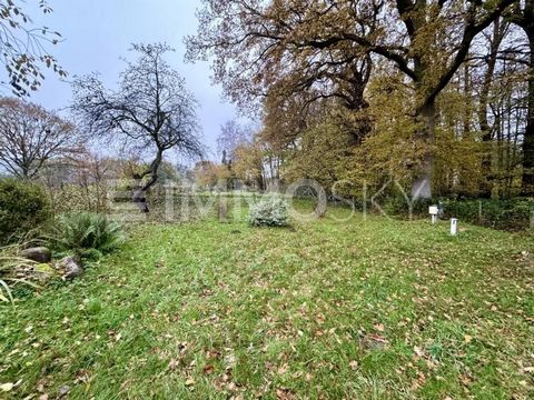 Cette propriété extraordinaire combine une maison unifamiliale, des dépendances polyvalentes et un terrain spacieux encastré dans le paysage naturel idyllique de la réserve naturelle d’Ammersbek-Niederung. Caractéristiques en un coup d’œil : -Rez-de-...