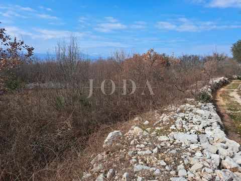 Location: Primorsko-goranska županija, Malinska-Dubašnica, Malinska. Surroundings of Malinska - building plot with partial sea view In the vicinity of Malinska, just a 5-minute drive from the center and the beaches, a regular-shaped plot with direct ...