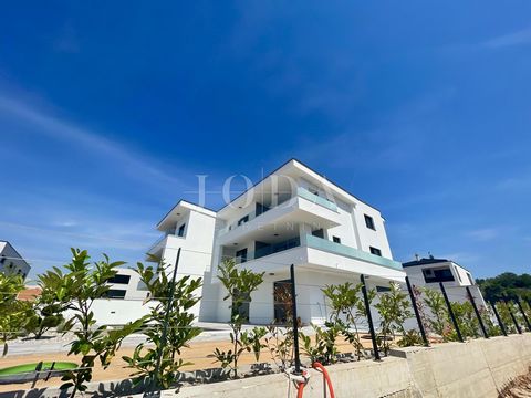 Location: Primorsko-goranska županija, Malinska-Dubašnica, Malinska. Malinska - new building in a quiet location with an open view of the sea and a garden. The apartment consists of two parts, the second floor with an area of ​​77.27 m2, consists of ...