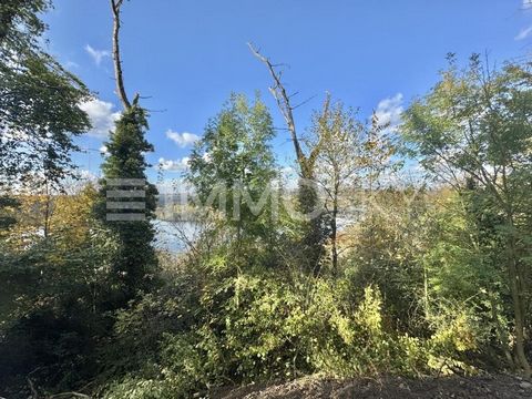 Descripción de la propiedad: Bienvenido a su retiro personal directamente en el lago Baldeney. Aquí le ofrecemos tres parcelas contiguas con una impresionante superficie total de 1426 m² Esta joya natural de Essen-Kupferdreh es ideal para la jardiner...