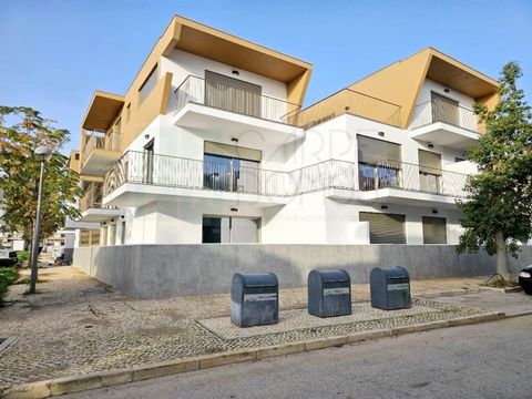 Excelente apartamento nuevo de 1 dormitorio, junto a la Ría Formosa en Cabanas de Tavira, Algarve. Condominio privado con piscina, jardines y parque infantil. Apartamento con amplia terraza y garaje. Piso de 1 dormitorio situado en la planta baja de ...