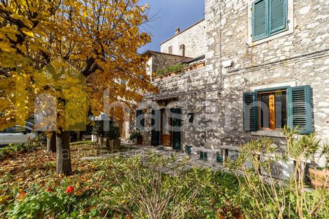 In einer eindrucksvollen Ecke der Maremma, im charmanten Dorf Saturnia, in der Gemeinde Manciano (GR), bieten wir eine prächtige Zweizimmerwohnung im Erdgeschoss dieses typisch toskanischen Gebäudes zum Verkauf an. Die Lage ist ideal für diejenigen, ...