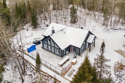 Magnifique bungalow contemporain de 1810 pi², situé en bordure de la rivière Gatineau, à seulement 90 minutes d'Ottawa ! Ce véritable havre de paix, sans voisins à l'horizon, offre une vue imprenable et un environnement naturel unique avec 6 acres de...