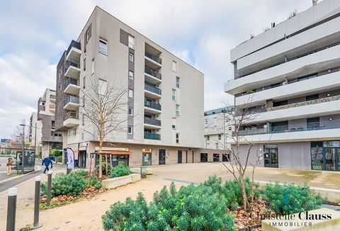 Este apartamento está situado en la Rue de Bucarest, parada de tranvía Aristide Briand, línea D. El apartamento se encuentra en el primer piso de un condominio de 33 lotes residenciales. Se compone de 3 habitaciones que incluyen 2 dormitorios, una co...