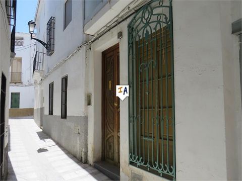 Dieses Stadthaus mit 3 Schlafzimmern in der Nähe des Zentrums von Alcaudete in der Provinz Jaen, Andalusien, Spanien, ist unmöbliert, es muss nur Wasser und Strom angeschlossen werden und es ist bezugsfertig. Ganz in der Nähe des alten Platzes und de...