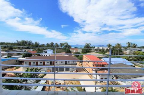 Questo condominio con due camere da letto si trova a pochi passi dalla spiaggia e offre una splendida vista sul tramonto. L'appartamento è un'unità d'angolo situata al quarto piano con due balconi avvolgenti. Goditi la vista panoramica sul mare e sul...