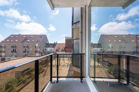 Cet appartement de 2 chambres récemment construit est situé au 2ème étage de la prestigieuse tour Residentie Ensor II, située dans le quartier d'Oosteroever. Il dispose d'une terrasse spacieuse avec mobilier de salon, parfaite pour se détendre en ple...