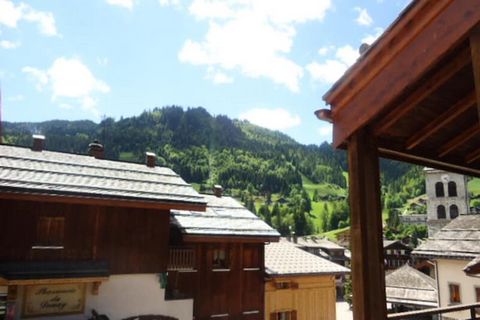 Cette charmante résidence, située au cœur de La Clusaz, offre un emplacement privilégié à seulement 100 mètres du télésiège du Crêt du Merle et à 150 mètres du rendez-vous ESF (Champ Giguet). L'appartement, situé au premier étage, dispose d'un balcon...