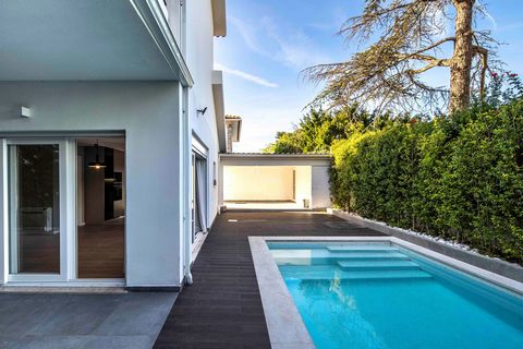 Located in Cascais. Renovated villa in 2023 with swimming pool, located in the charming Bairro do Rosário, in Cascais, a residential area with a lot of character. This house features an excellent layout, ideal for family life and moments with friends...