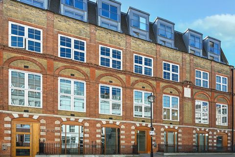 Dit appartement met twee slaapkamers op de derde verdieping zou de perfecte pied-a-terre zijn dankzij het doordachte ontwerp en de uitstekende locatie. Voordelen zijn onder meer twee balkons, houten vloeren en een overvloed aan natuurlijk licht, even...