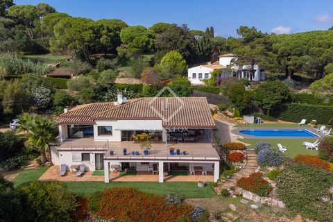 In the beautiful development of Casa de Countryside, between Begur and Palafrugell and 5 minutes by car from the most beautiful beaches in the area, we find this beautiful house in very good condition, with wonderful views of the sea and the hills. T...