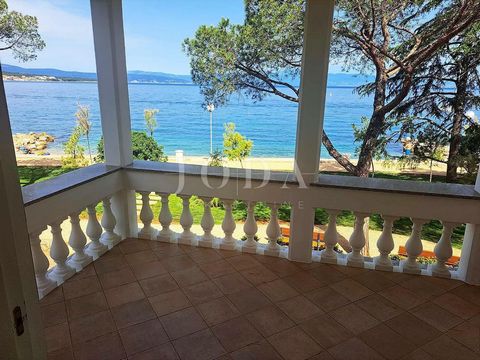 Location: Primorsko-goranska županija, Malinska-Dubašnica, Malinska. Beautiful apartment for sale, first row to the sea in Malinska on the island of Krk. The apartment is located on the first floor. It consists of an open space living room, equipped ...