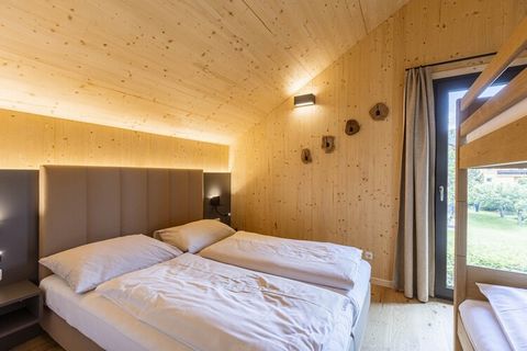 “Welkom bij je perfecte toevluchtsoord in de Alpen! Dit elegante vakantiehuis van 115 m² biedt comfortabel plaats aan maximaal 10 personen en combineert luxe voorzieningen met een adembenemend uitzicht. Dit stijlvolle huis ligt op slechts een paar me...