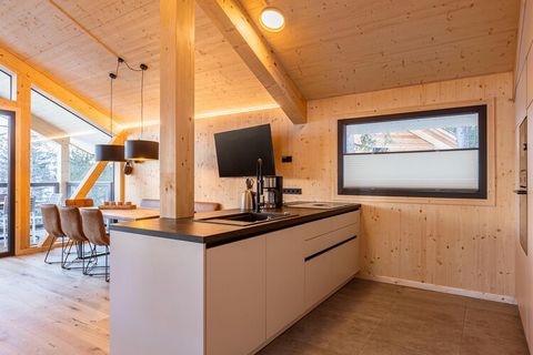 Dit heerlijke chalet van massief hout, met een oppervlakte van 135 m² verdeeld over twee verdiepingen, biedt comfortabel plaats aan maximaal 8 gasten. Het chalet beschikt over vier charmante slaapkamers: één op de begane grond met een tweepersoonsbed...