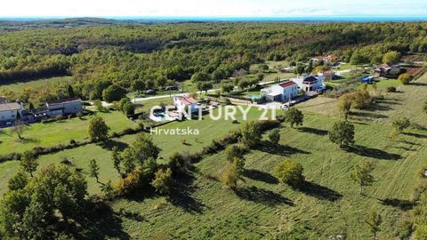 POREČ, VIŠNJAN, BOUWGROND OP EEN RUSTIGE LOCATIE Op slechts 3 km van het centrum van Višnjan verkopen wij een bouwkavel met een oppervlakte van 1109 m2. Het land heeft een regelmatige vorm en een ideale oriëntatie - ZW. Op de foto van de advertentie ...