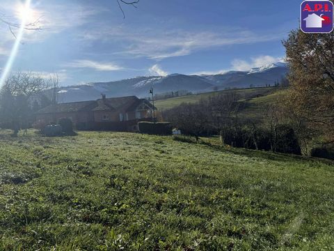 WAS FÜR EINE AUSSICHT Entdecken Sie in der Stadt Cos dieses etwa 1800 m² große Grundstück, von dem die Hälfte unbebaut bebaut werden kann. Am Ende einer Sackgasse können Sie die ruhige Umgebung, den Blick auf die Berge sowie die Südlage genießen. Kür...