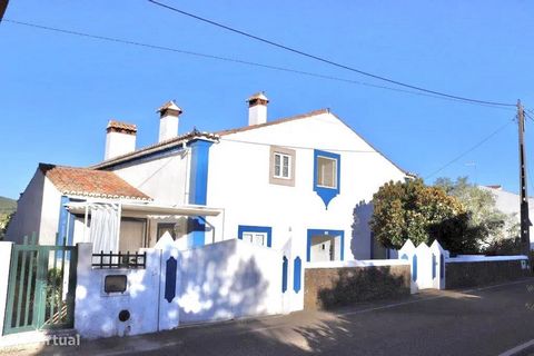 Gelegen in Porto Espada T3 2 Badezimmer 2 Etagen Mit Loft im Obergeschoss Geschlossene Garage und Platz für ein weiteres Auto draußen mit Schatten Terrassen nach vorne und hinten Kleiner Pool Feigenbäume Rosenstöcke Kastanienbaum Zitrusgewächs Automa...