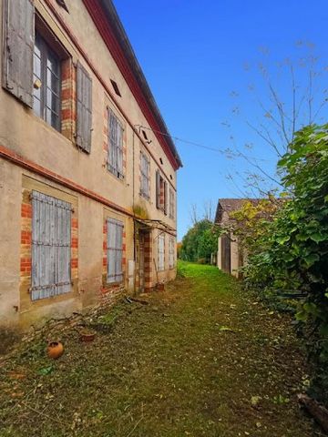 En exclusivité à Lescure d'Albigeois, grande maison de 1902 à rénover! D'une superficie de 175 m2 elle se compose d'une cuisine avec cellier, d'un salon, d'une salle de bain et de 5 chambres. Cette bâtisse offre un énorme potentiel d'aménagement de p...