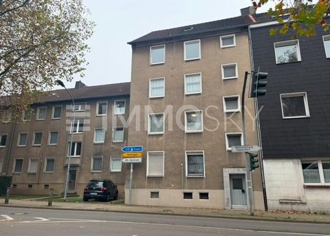 Este encantador **edificio de apartamentos** en el corazón de **Bochum** ofrece una generosa **superficie habitable de 335 m²** y se distribuye en cinco plantas. En una parcela de **435 m²** encontrará mucho espacio para **inversores** o **propietari...