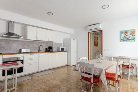 Este encantador apartamento, situado en el pintoresco pueblo de Porreres, ofrece un refugio tranquilo para 2 o 3 huéspedes. El alojamiento incluye dos acogedores dormitorios, uno con cama de matrimonio y el otro con dos camas individuales, lo que lo ...