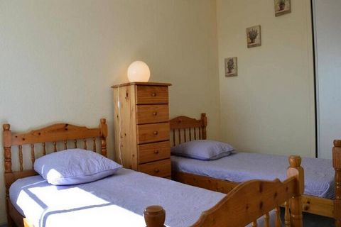 Diese geräumige Dreizimmerwohnung eignet sich perfekt für einen Familienurlaub und bietet Platz für bis zu 6 Personen. Es verfügt über ein Wohnzimmer mit einem Doppelschlafsofa und zwei Schlafzimmer mit jeweils zwei Einzelbetten, die zu einem Doppelb...