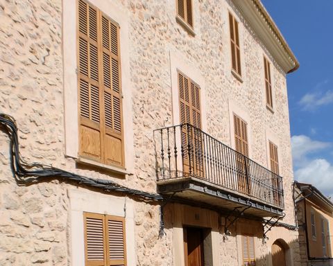 An elegant manor house for sale in the charming village of Lloseta, situated on a plot of 212m2 with an impressive build of 356m2. This property is distributed over three floors, offering ample and versatile space for comfortable living. On the groun...