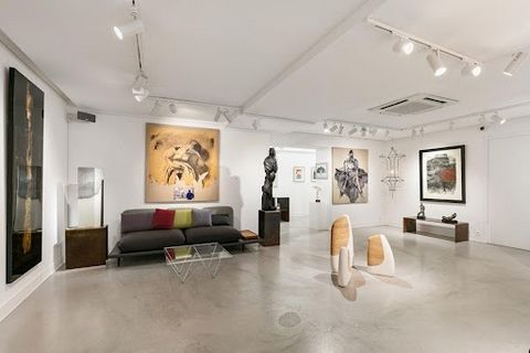 En Exclusivité, Pierre KIEGER, vous propose d'installer votre activité dans cet écrin unique au coeur d'un environnement prestigieux et très fréquenté ! Bail avec indemnité de Pas de porte, pour un magnifique local commercial de 146 m², entièrement r...